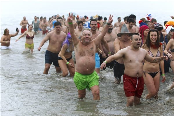 Fürdőruhában rohantak a jeges Balatonba az újévi fürdőzők - fotók