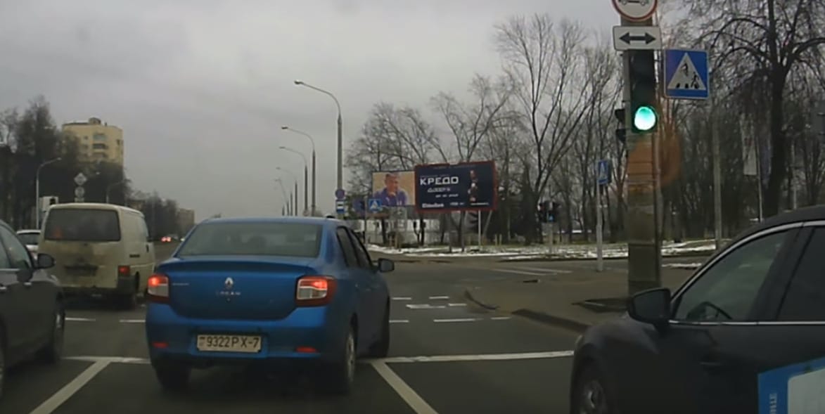 Ilyen, amikor az okos autóson múlik a gyalogos élete – videó