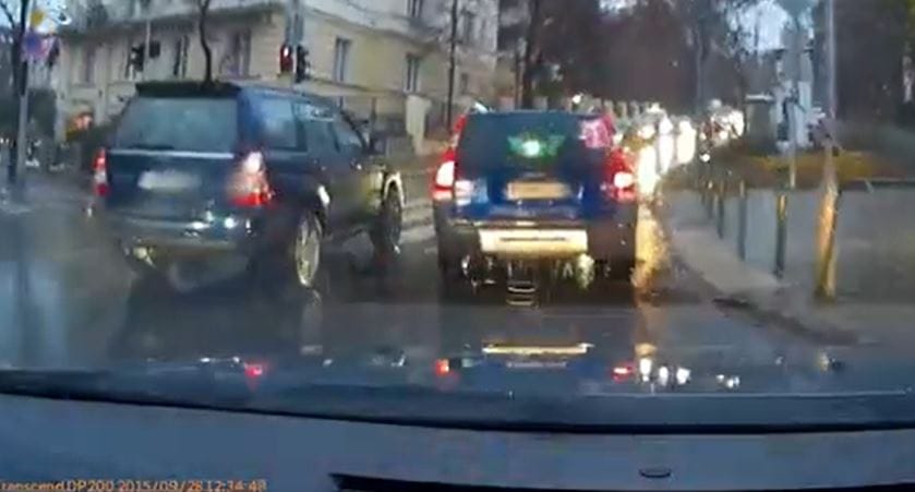 Ez a budai autós helyzet mutatja, miért nem érdemes megszokásból vezetni – videó