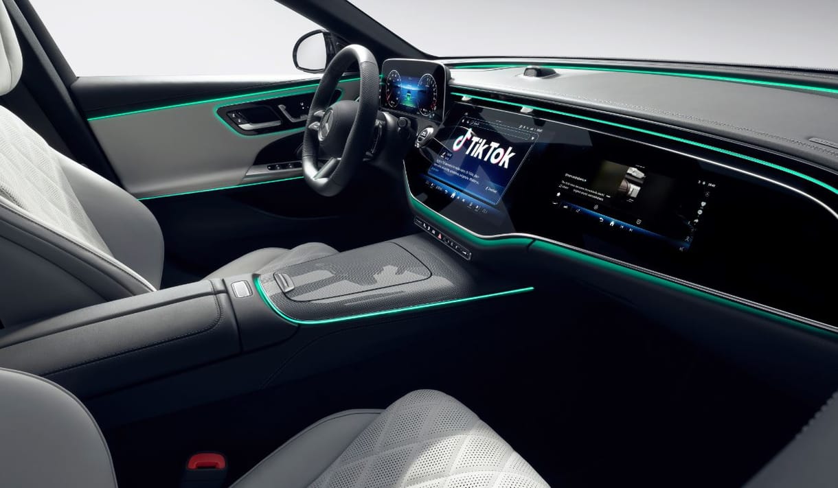 TikTok és szelfikamera is lesz az új Mercedes E-osztályban
