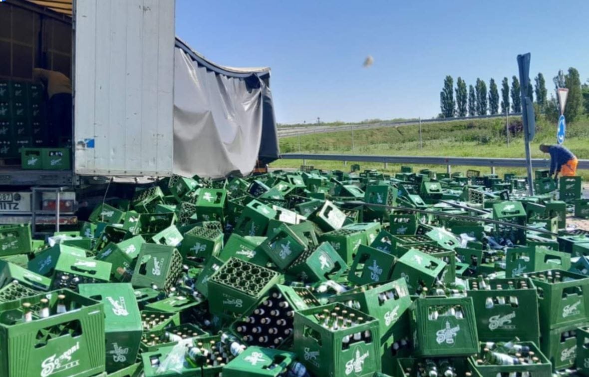 Szomorú fotó készült az M6-osnál: több ezer üveg sörben fürdik az aszfalt