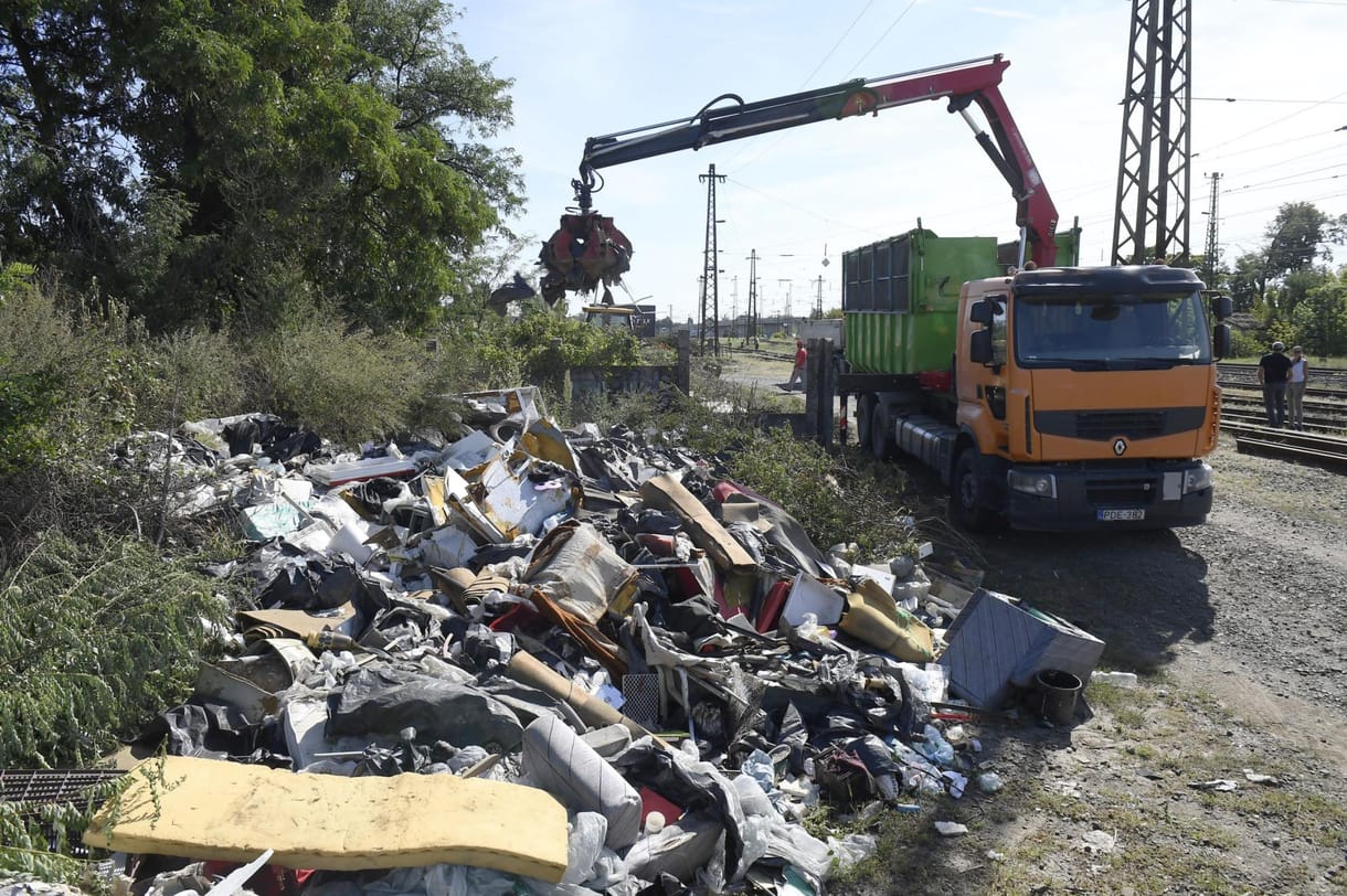 Sok pénzt szán a kormány az illegális szemét felszámolására, de az inkább a haveroknak megy