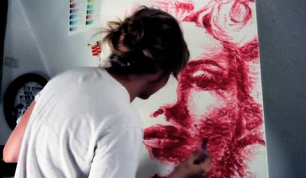 Egy lány csókjait nézi a fél világ - videó