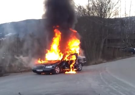 Elgurult a tűzoltók elől a lángoló Mercedes – videó