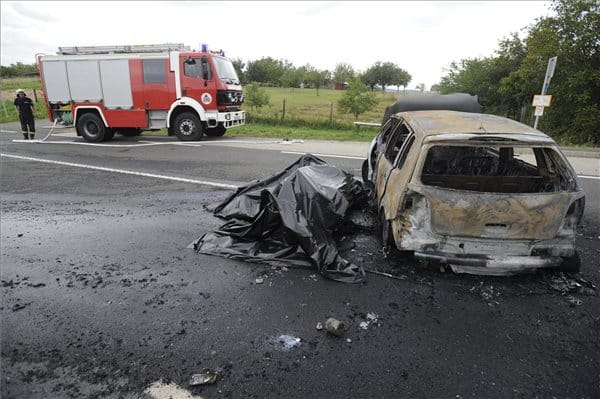 Ennyi maradt a 2-es főúton kiégett autóból – fotók