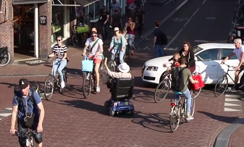 A nap videója: mégis lehet béke az autósok és a biciklisek között