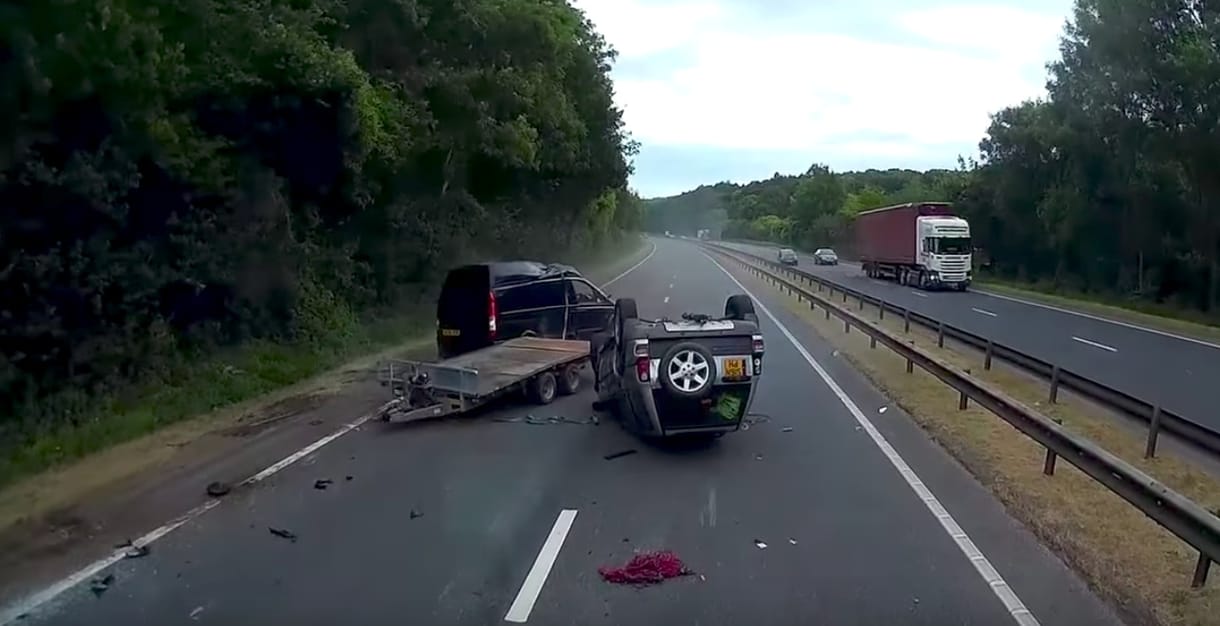 A semmiből jött a baleset: ezért nem mindegy, hol van a több súly egy utánfutón – videó