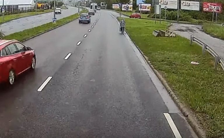 Egy idős nő sétált az M5-ös bevezető szakaszán, szerencsére megállt egy autós  – videó