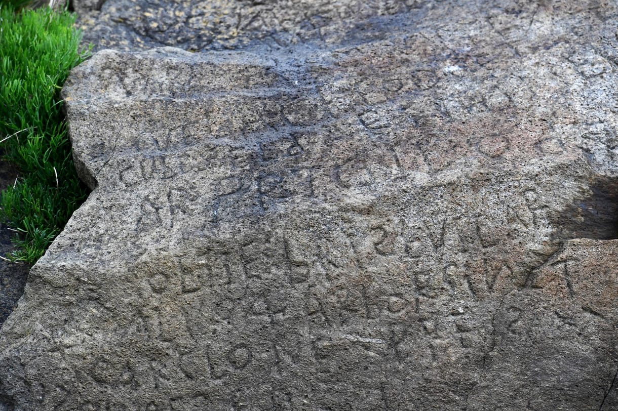 Rejtélyes kőtáblára bukkantak francia tudósok, pénzt adnak annak, aki segít nekik megfejteni