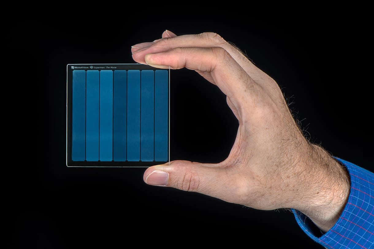 Ennyi elég lesz? 7168 GB adat tárolható 10 000 éven át a Microsoft üveglapján