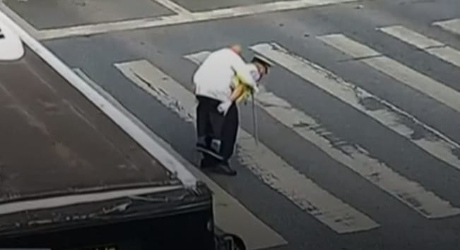 A nap rendőre kínai és világszerte tanulhatna tőle mindenki – videó