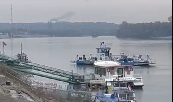 Leállt a mohácsi komp motorja, utasok rekedtek a hajón