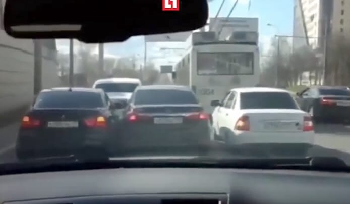 Ez az orosz Rolls-Royce-os esküvői menet mindenen túltesz - videó