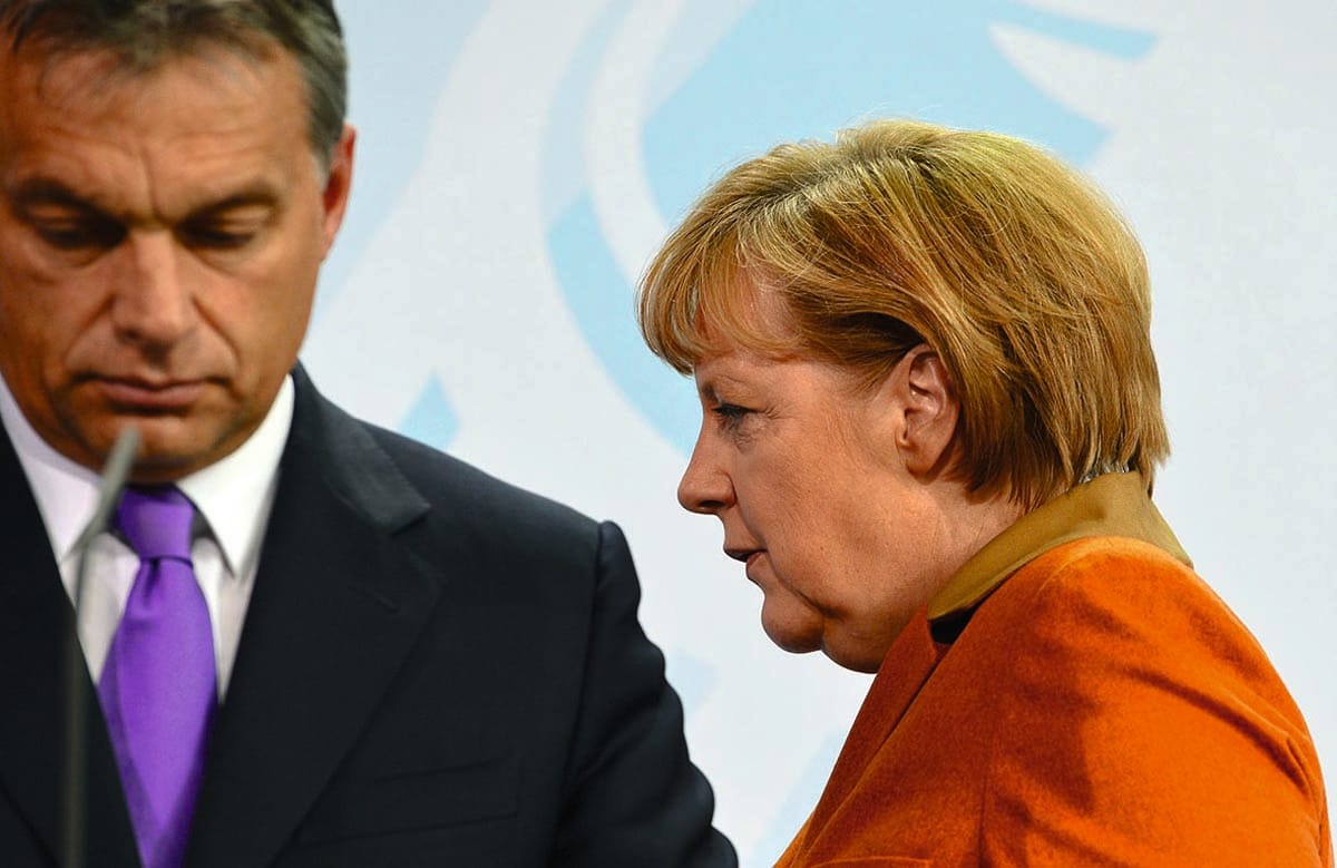 Merkel jön: Váratlanul letiltották a rádiószékház előtti tüntetést