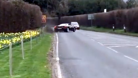 Rossz nézni ezt az utcai menőzést, amiből majdnem tragédia lett – videó
