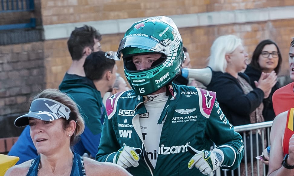 Tűzálló F1-es overálban futotta le a maratont, bekerült a Guinness Rekordok Könyvébe