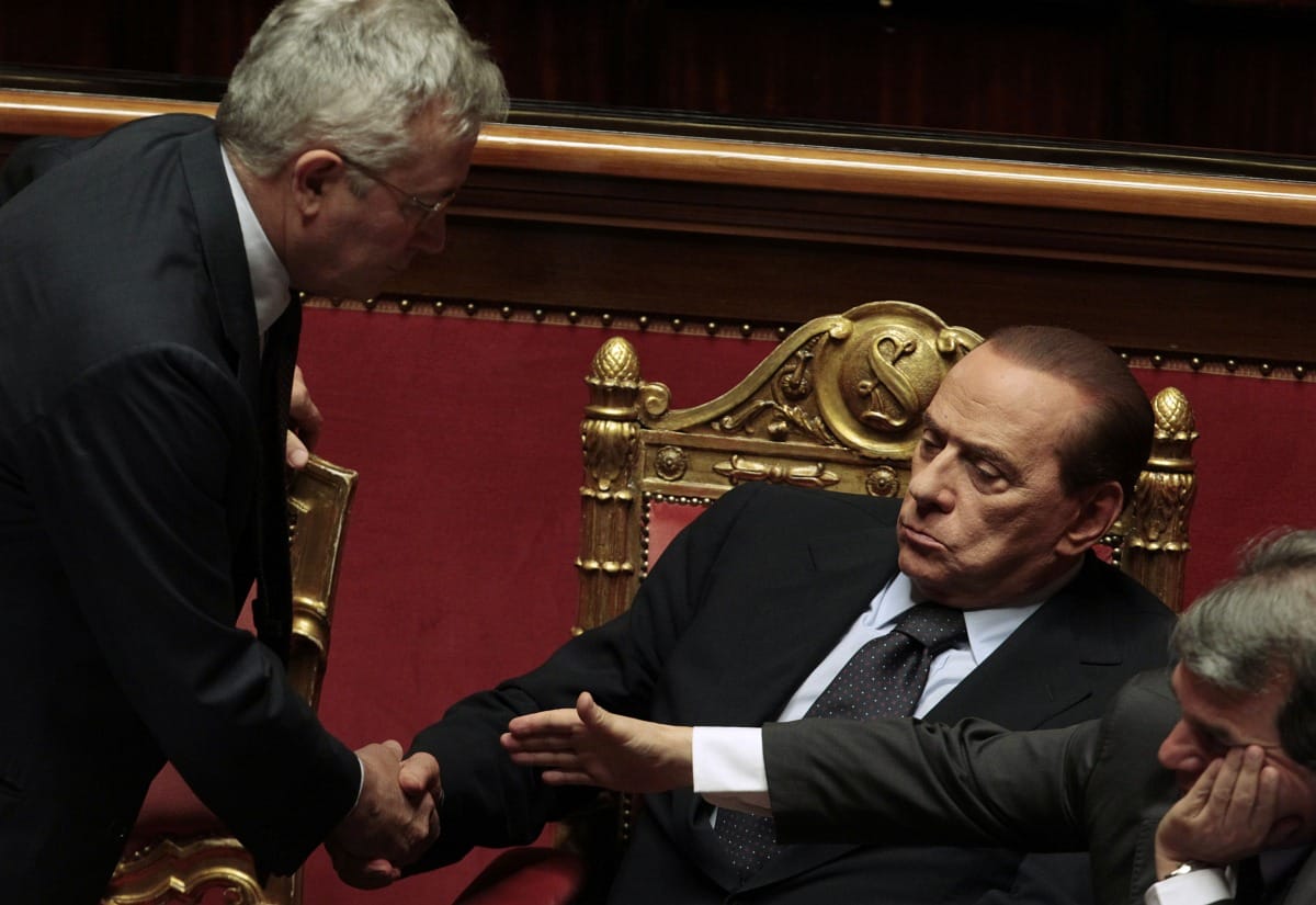 Halló! Buknia kell Berlusconinak, hogy fellélegezhessünk?