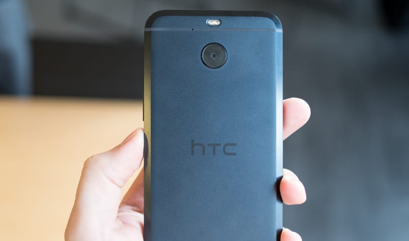 Követi a HTC az Apple-t: lemond a 3,5 mm-es csatlakozóról