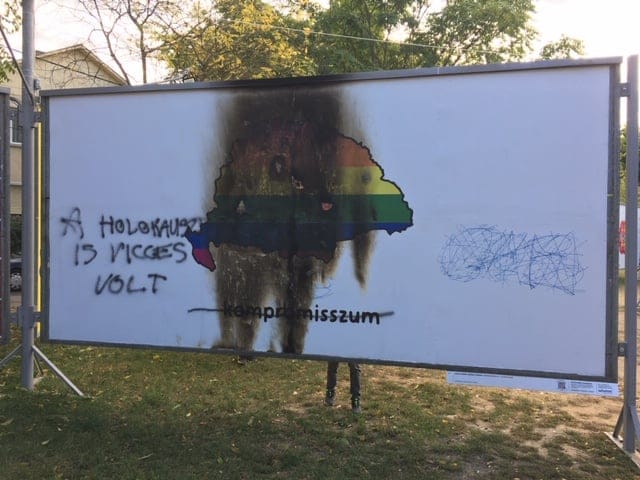 Megrongálták az egyik plakátot az ARC kiállításon