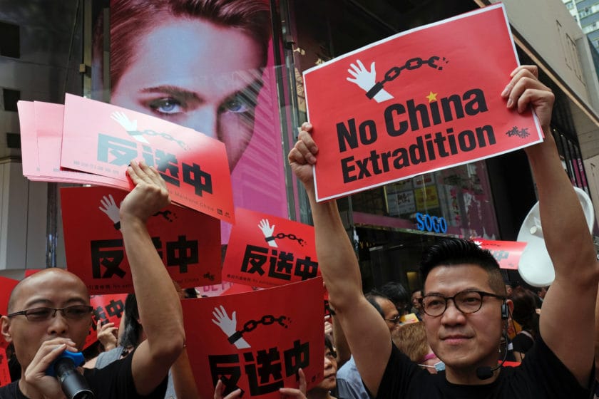 Továbbra sincs nyugalom Hongkongban - rendőrök védik a parlamentet
