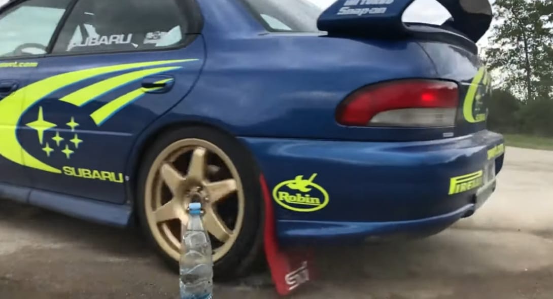Egy finn persze hogy raliautóval csavarja le a kupakot – videó