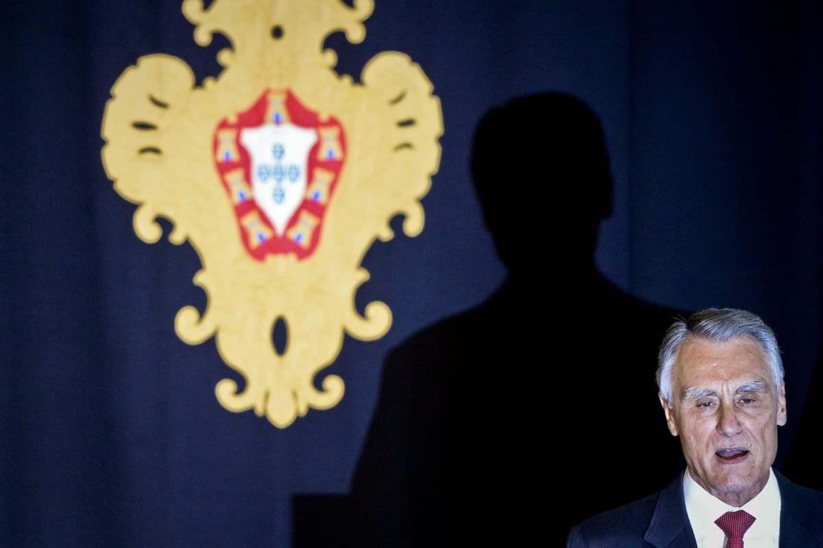 Videó: Így lett beszéde közben rosszul a portugál elnök