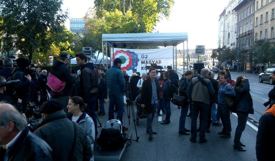 Natascha Kampuschhoz hasonlították az országot a szürreális civil demonstráción