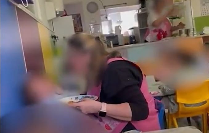 Sokkoló videón, ahogy erőszakkal etet egy gyereket az óvónő Spanyolországban