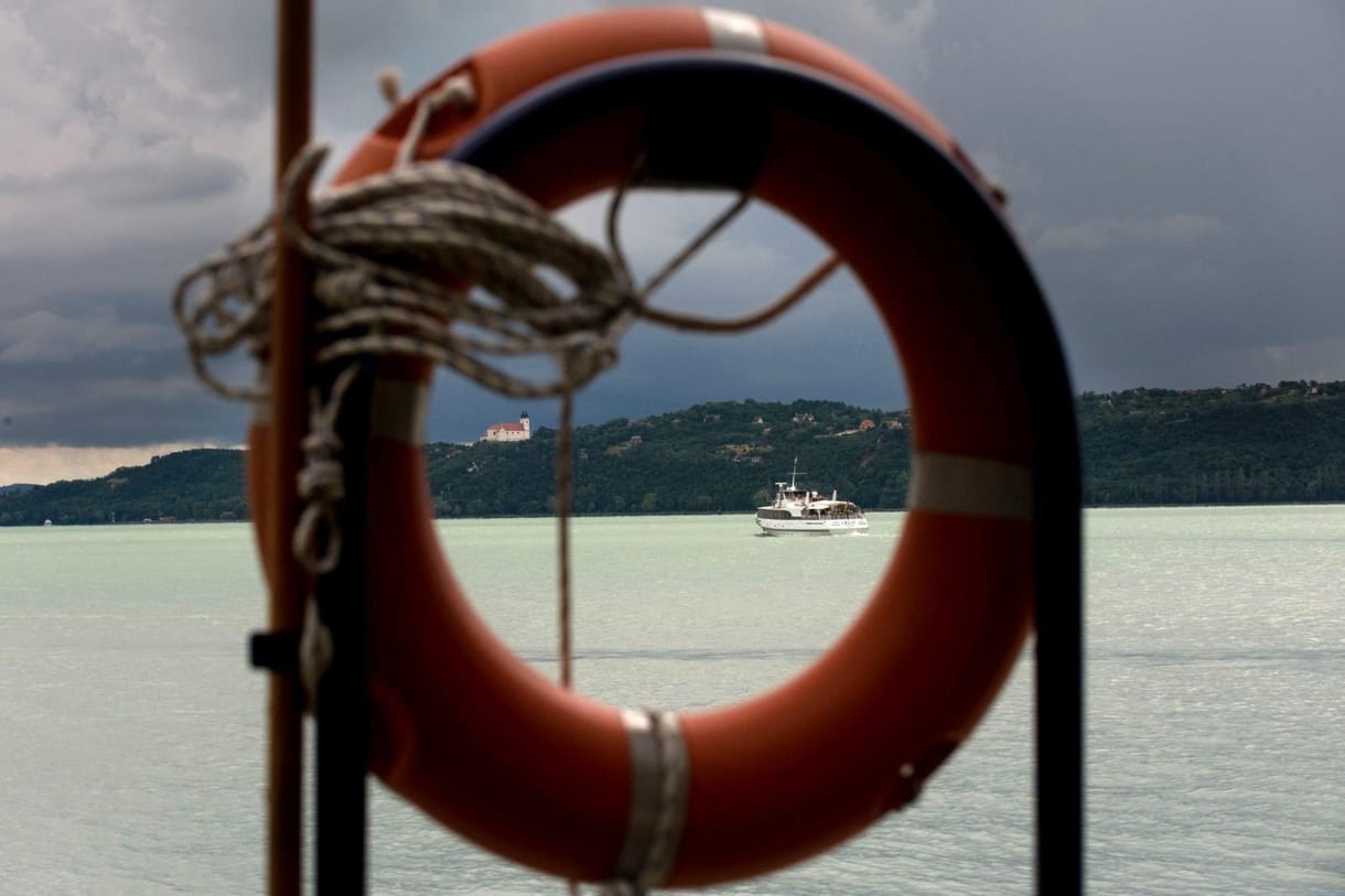 Heteken át ömlött a Balatonba a szennyvíz