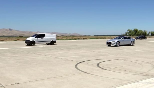 Ez a furgon a Teslát és a Ferrarit is simán lenyomta – videó