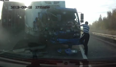 Kirepült a kamionsofőr a szélvédőn – videó