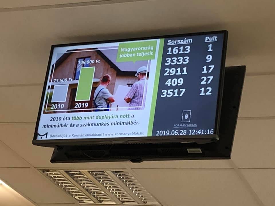 Ha sokat kell várni a kormányablakban, tovább lehet nézni a kormányzati hirdetéseket
