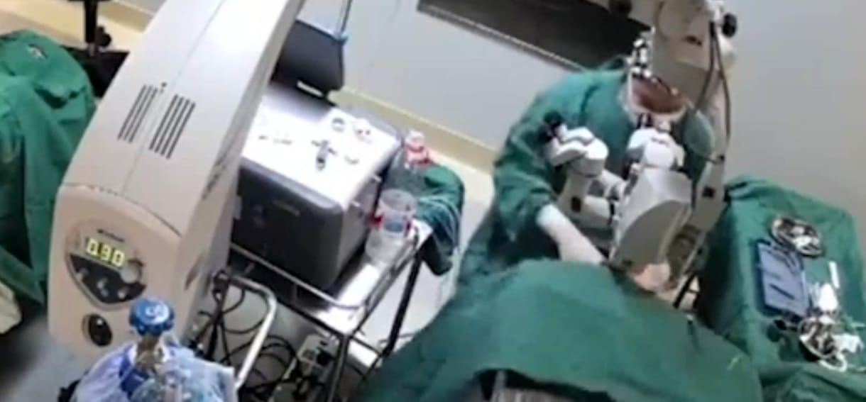 Komoly botrány van Kínában egy videófelvétel miatt, amelyen egy orvos műtét közben ütlegeli a betegét