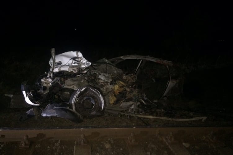 Fotók jöttek a súlyos balesetről, ahol 4 ember halt meg a vonat elé hajtó autóban