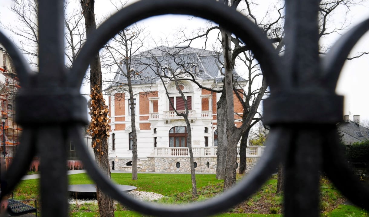 Drága lesz kifűteni a Corvin-lánc testület palotáját, 42 milliós rezsitámogatást adott rá a kormány