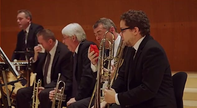 Videós kísérlet: A világ legerősebb paprikájából evett a zenekar játék közben