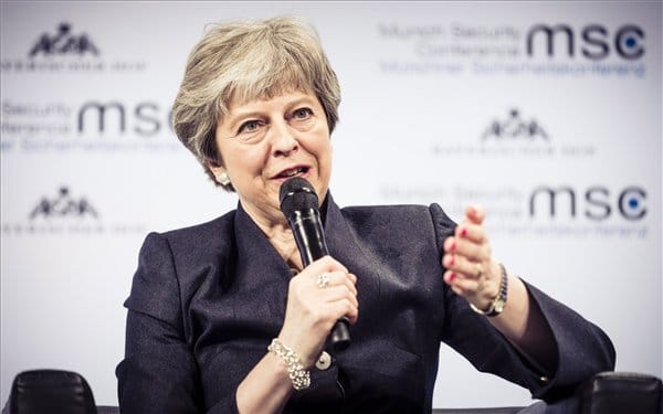 May: szó sem lehet második népszavazásról a Brexitről