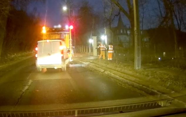 Az utolsó pillanatban ugrott le a kukásautóról az egyik férfi, mielőtt nekiment egy furgon – videó