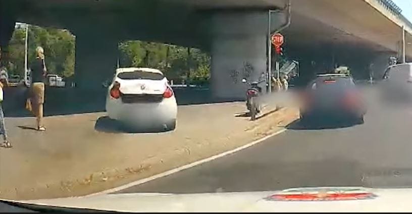 Elfogták a férfit, aki autójával a Rákóczi hídnál a gyalogosok között menekült - videó