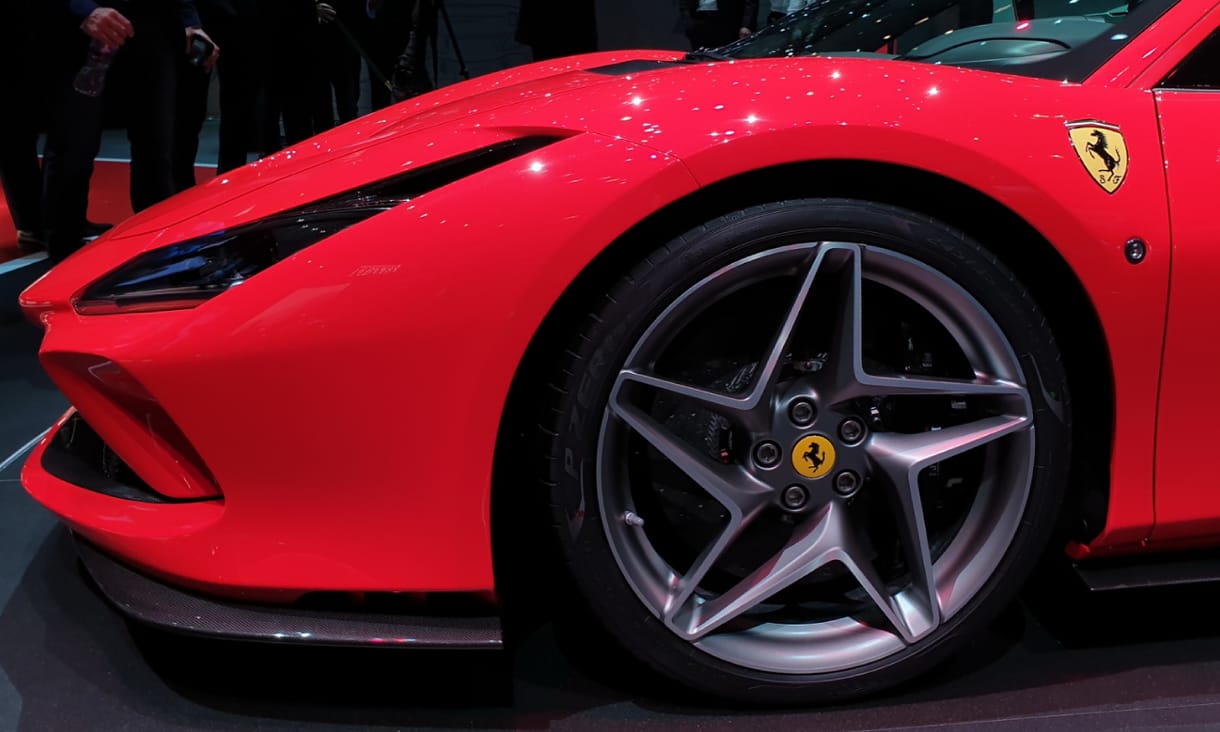 Üléspróbát vettünk a legújabb Ferrariban, az F8 Tributóban