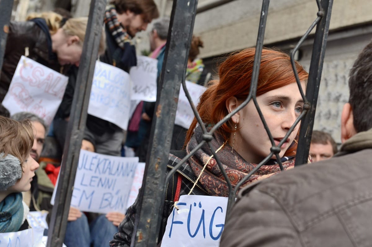 Egy betört üveg miatt újra vizsgálják a Fidesz-székház elfoglalását