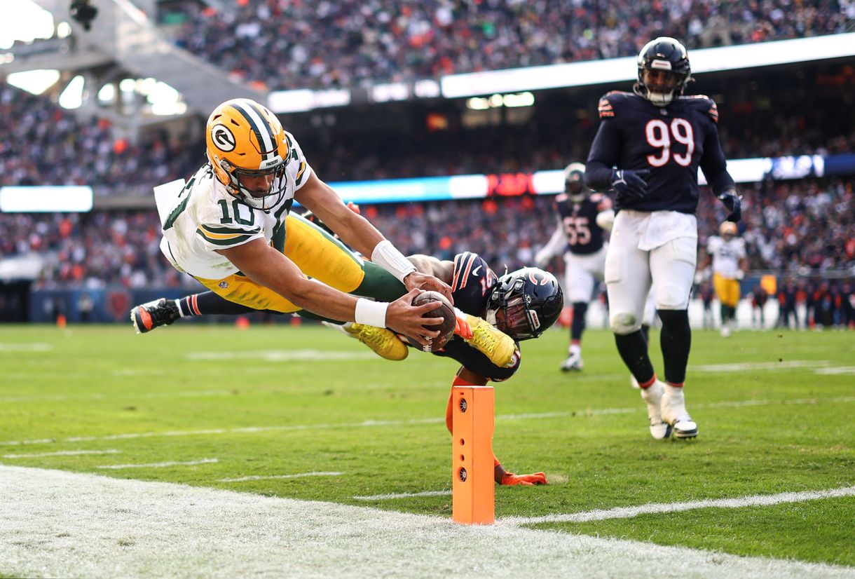 A pilonhoz. Arany díj: amerikai futball kategória. A Green Bay Packers irányítója, Jordan Love a Chicago Bears elleni touchdownért ugrott.