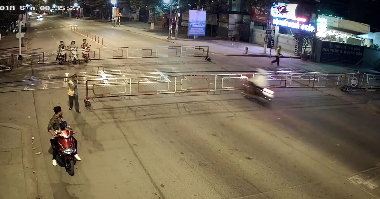 Nem vette észre a motoros, hogy 