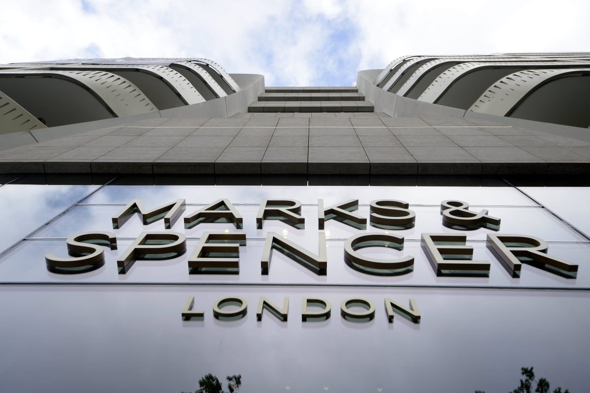 Szexista kirakatot hozott össze karácsonyra a Marks and Spencer