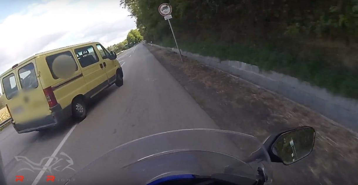 Kikanyarodott a furgon, centikre volt a magyar motorostól – videó