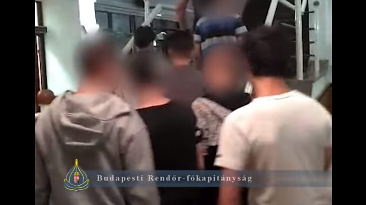 Kamasz fiúk molesztálták csoportosan a nőket a Parlamentnél (videó)