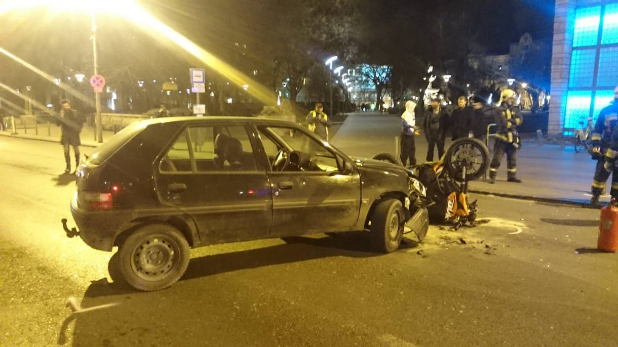 Motorossal csattant egy autó az Erzsébet téren – fotó