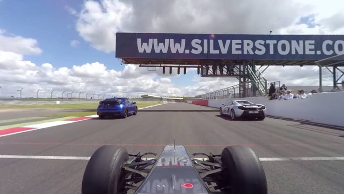 360 fokos videó: Mit tud egy Forma–1-es McLaren a közúti sportkocsik ellen?