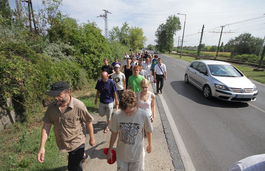 LMP-sek láncolták magukat a Közgép-székházhoz