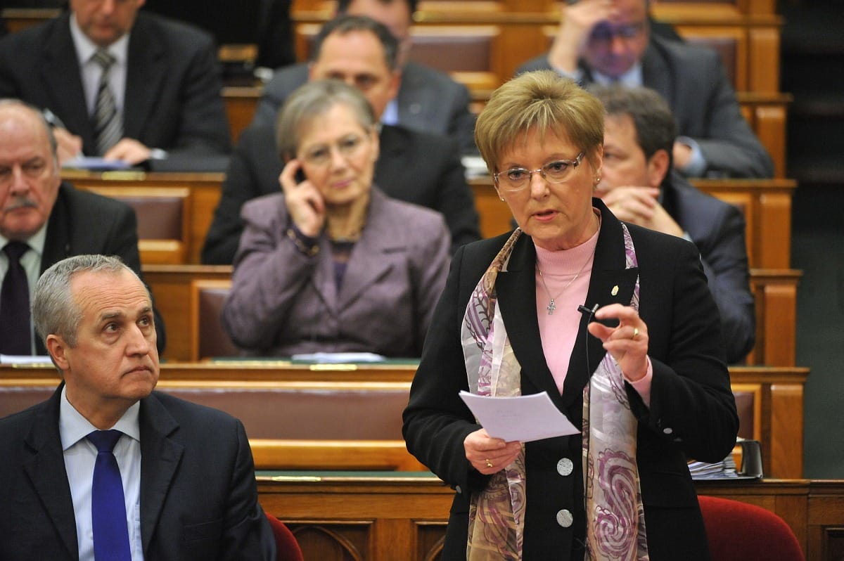 Európa legszigorúbb szerződésével csap oda Hoffmann a diákoknak